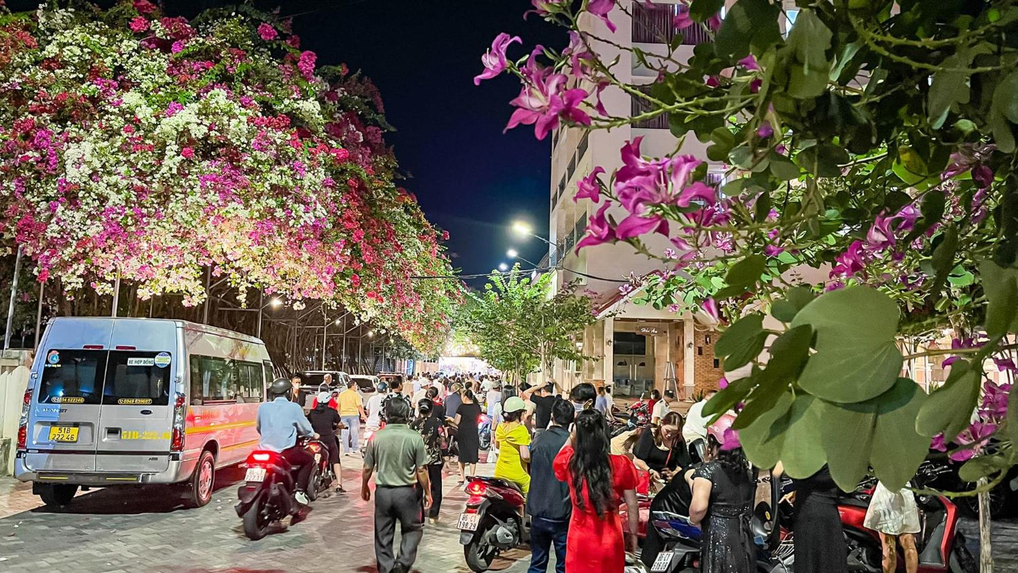 ホテル Khach San Binh Minh ファンティエット エクステリア 写真