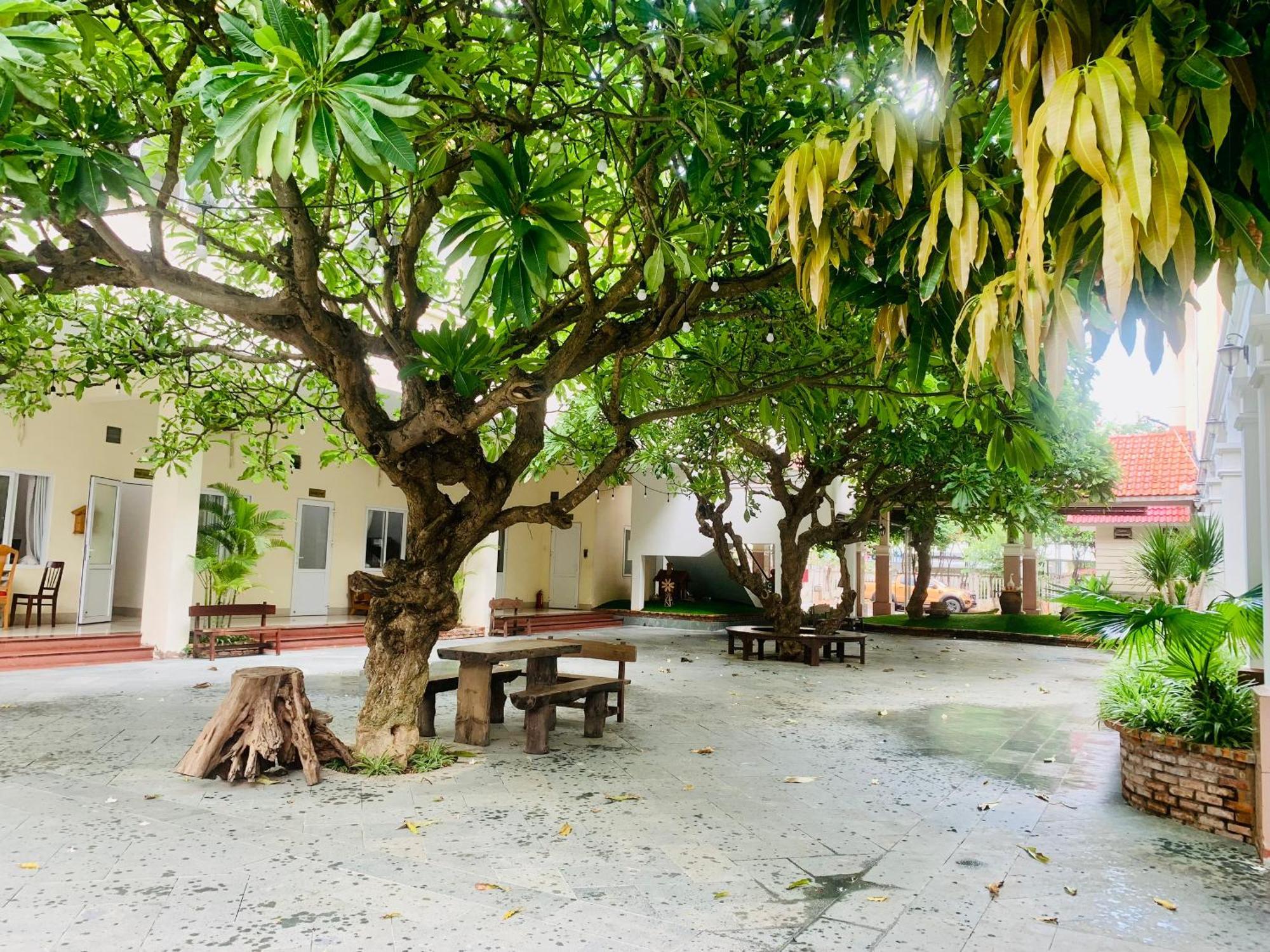 ホテル Khach San Binh Minh ファンティエット エクステリア 写真